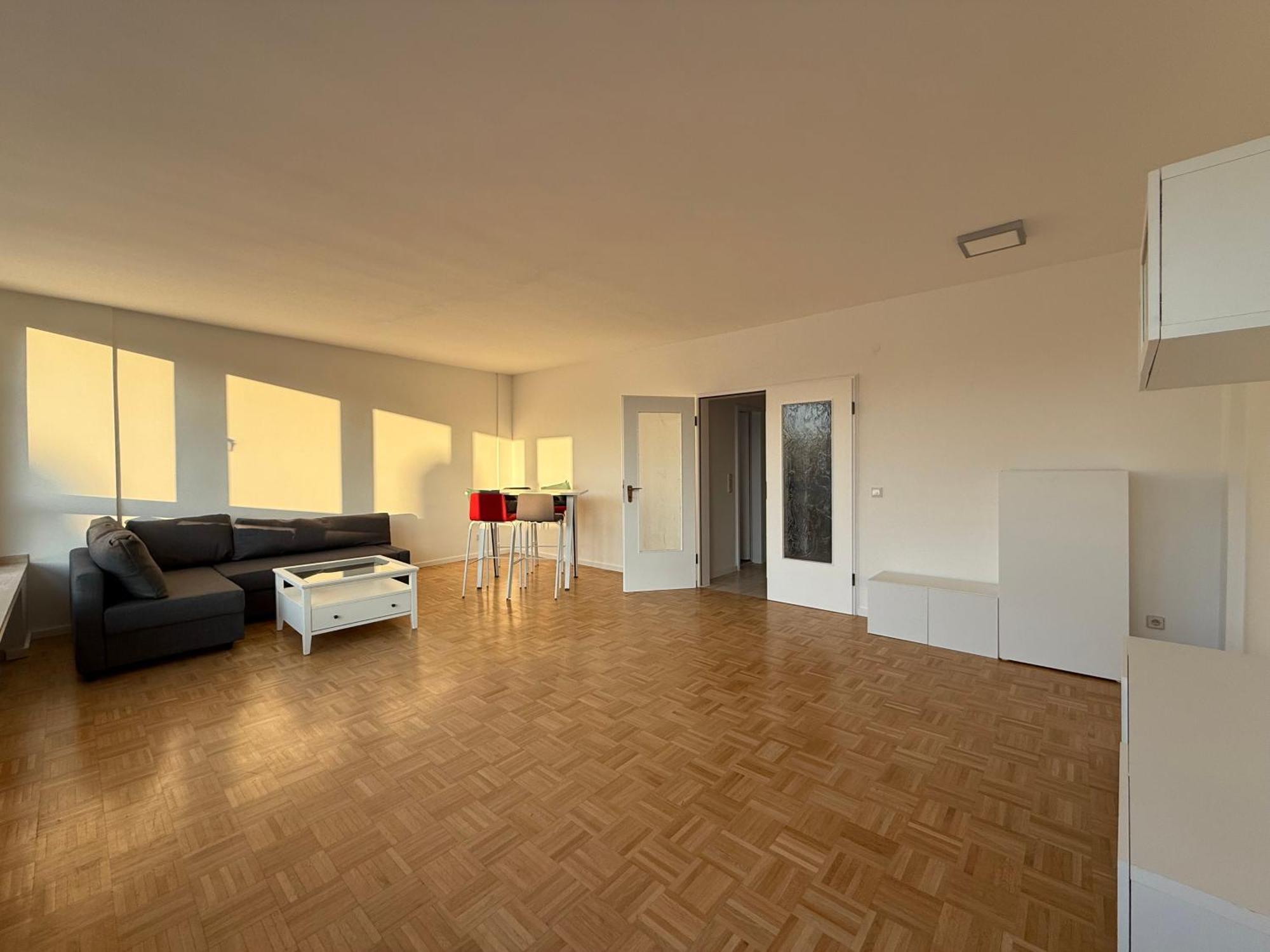 Modernes Duisburg-mitte Mit Balkon Apartment